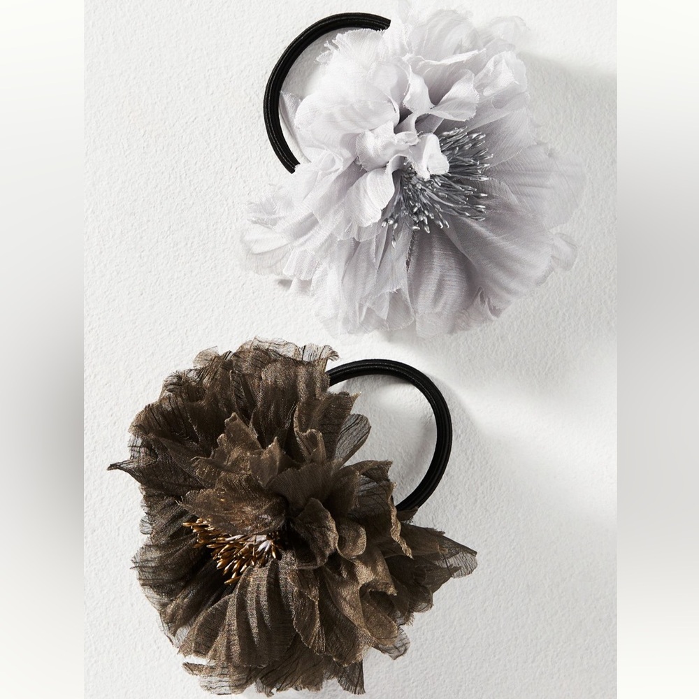 ✨NWT ANTHROPOLOGIE FABRIC FLOWER HAIR TIES, SET OF 2 ✨